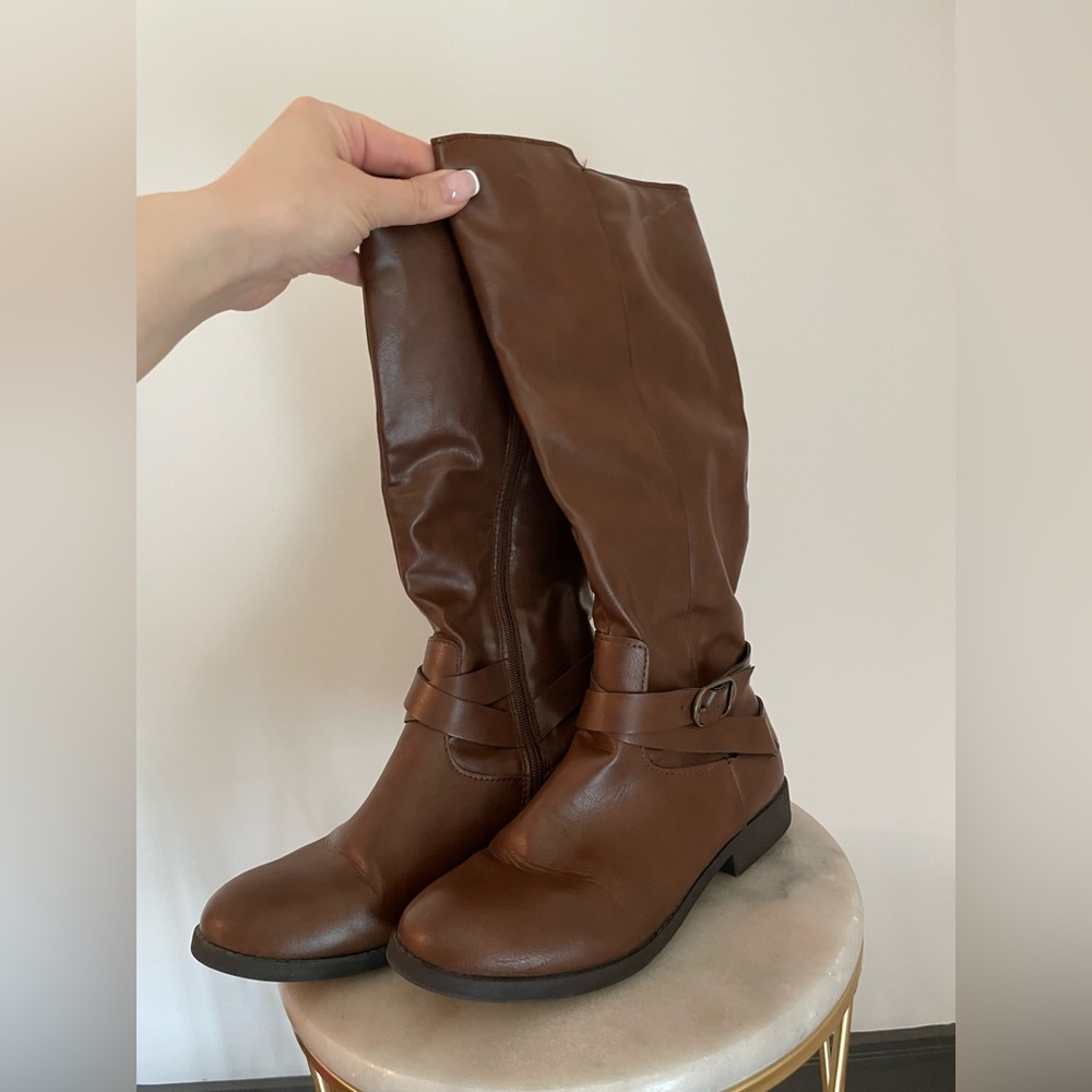 STYLE&CO Women’s Fashionable Brown Boots . Size 9